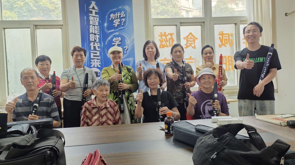 户外联谊合影