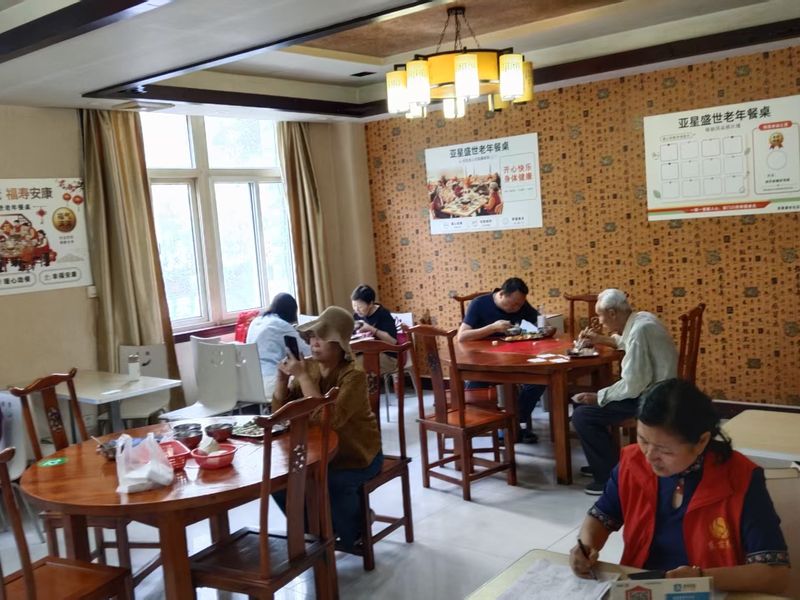 社区老年餐桌